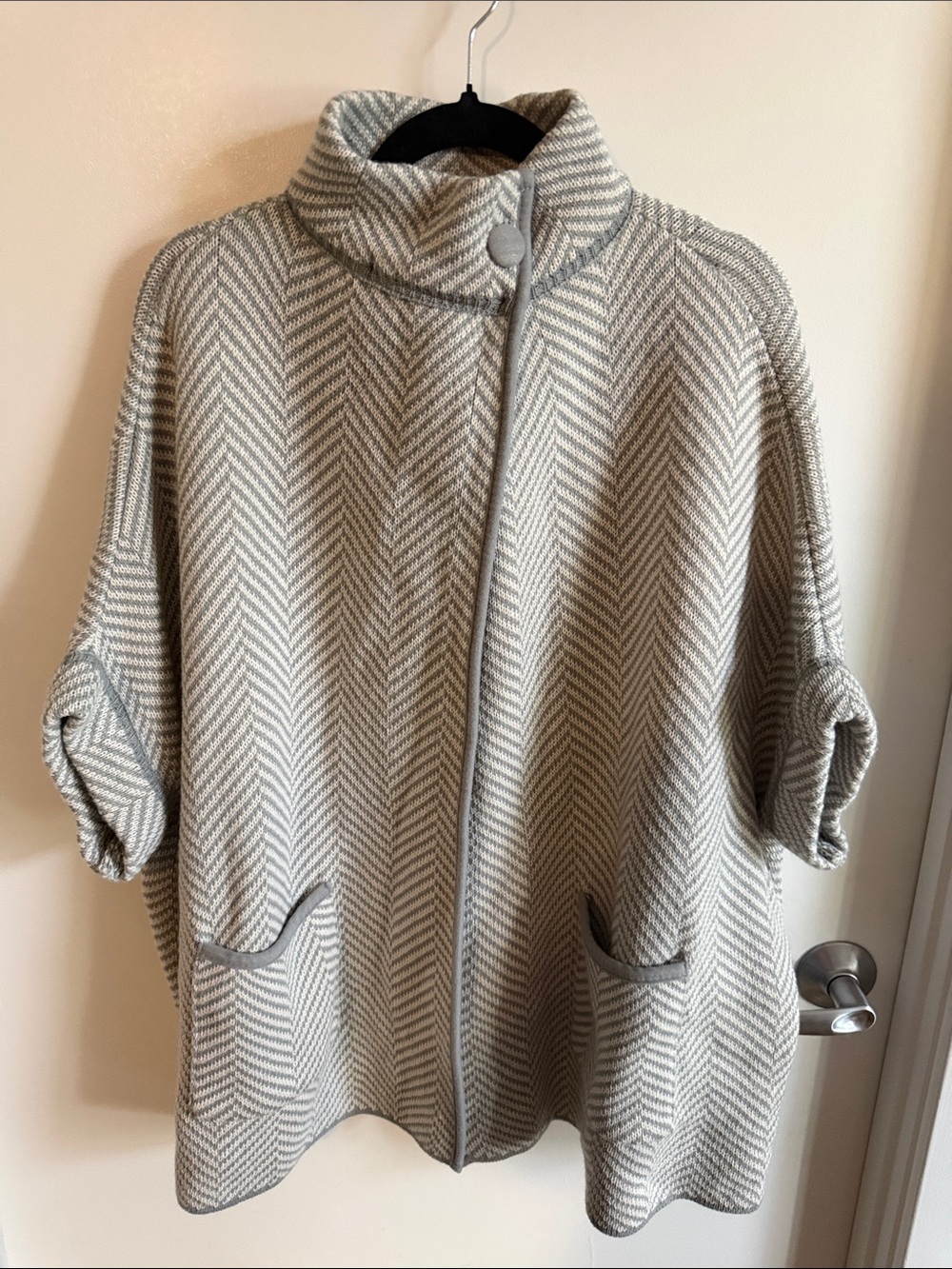 Lauren Conrad Women's Cream & Gray Herringbone Button Front Shawl OS